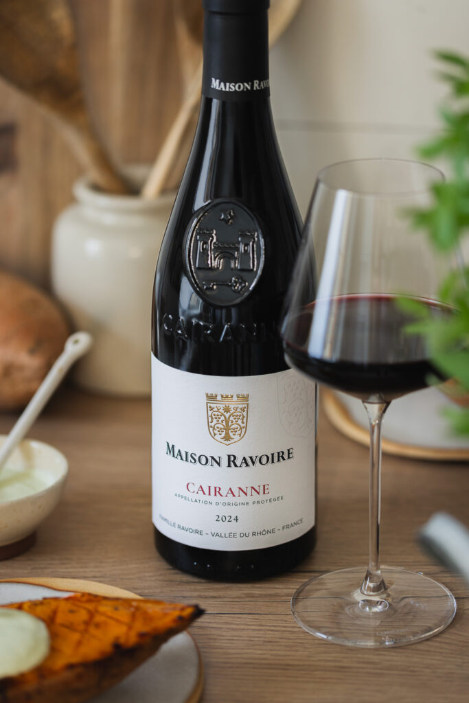 Photo d'ambiance bouteille de vin, appellation Cairanne, en accord met et vin