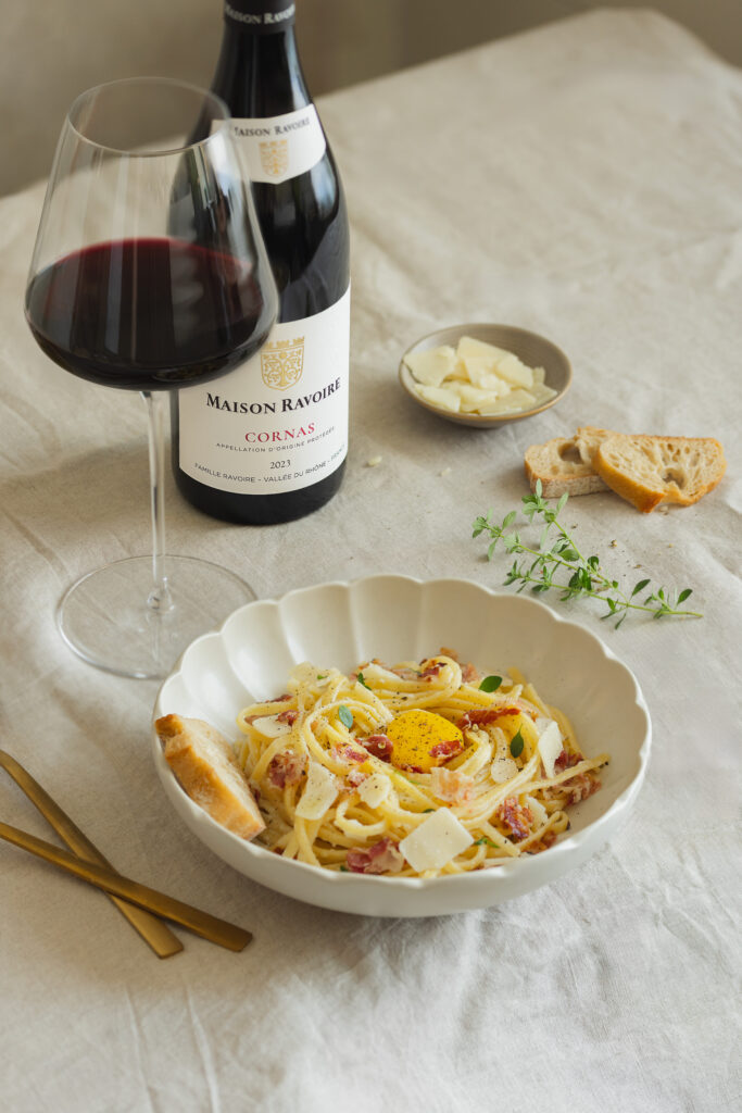 photo d'ambiance de table, accord met et vin, côte du rhone maison Ravoire