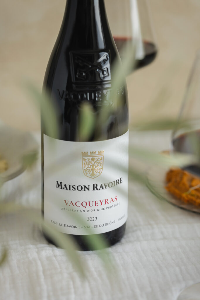 Gros plan ambiance vin Vacqueyras Famille Ravoire