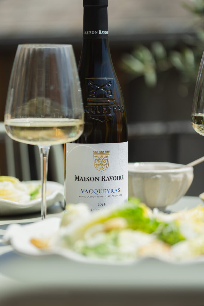 Photo de détail étiquette vin Vacqueyras