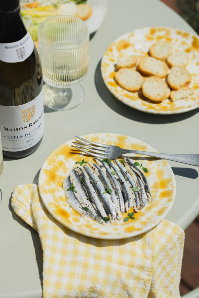 Shooting produit ambiance déjeuner d'été, bouteille côte du Rhône blanc