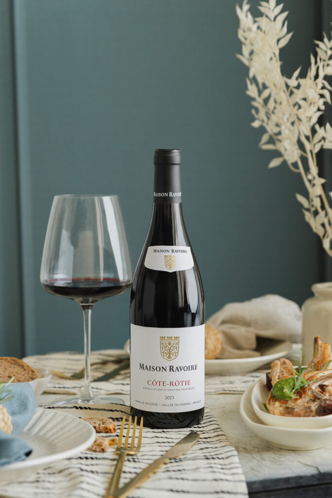 Mise en scène table, accord met et vin, ambiance haut de gamme, table gastronomique