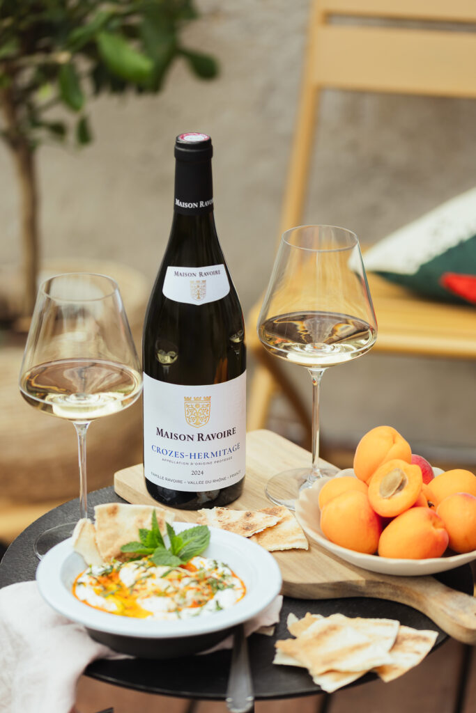 Création de photo d'ambiance et déclinaison pour le vin Crozes Hermitage de Maison Ravoire à Salon de Provence