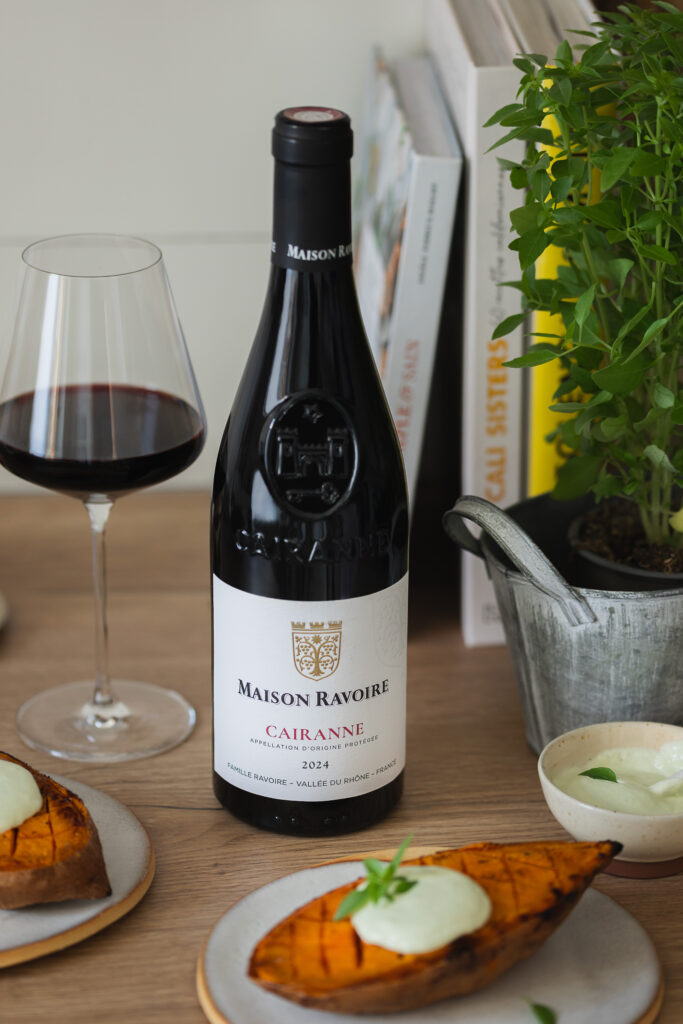 Photo d'ambiance produit, bouteille de vin, photographe culinaire et produit annecy