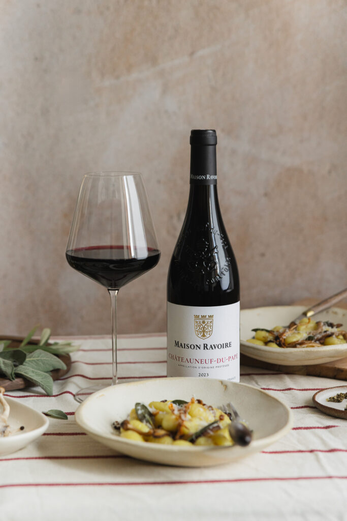 Photo d'ambiance de table du vin chateauneuf du pape de Maison Ravoire