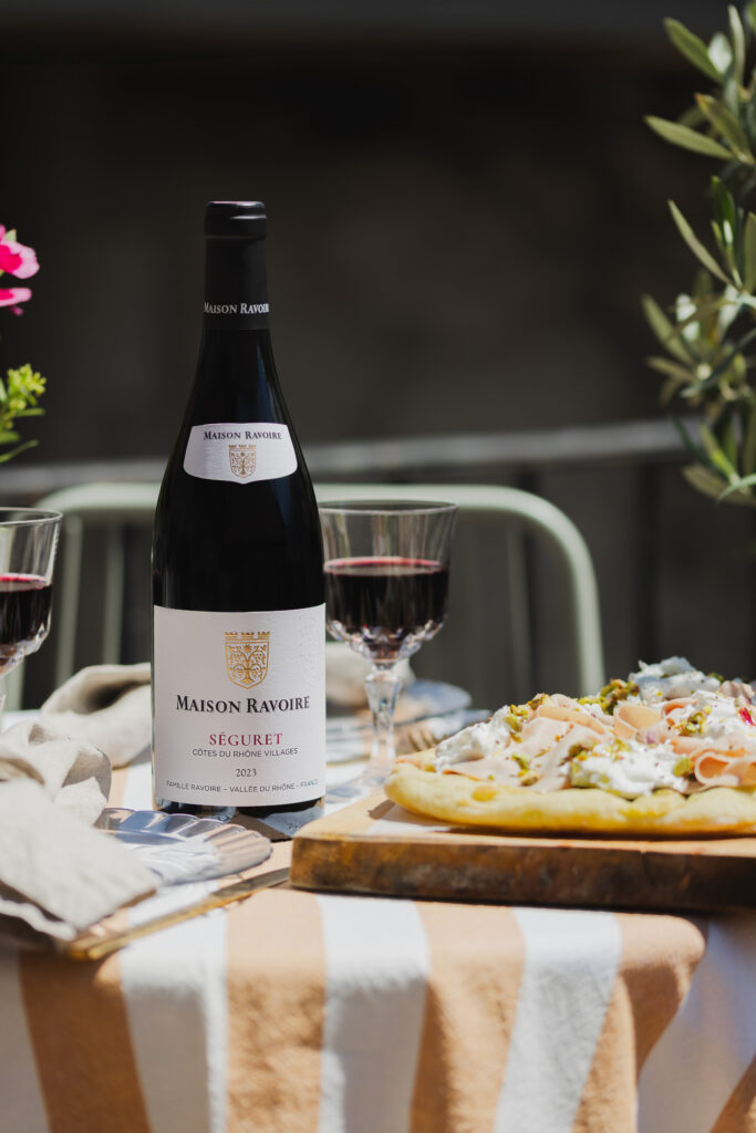 Photo d'ambiance Seguret en accord met et vin avec une pinça a la mortadelle