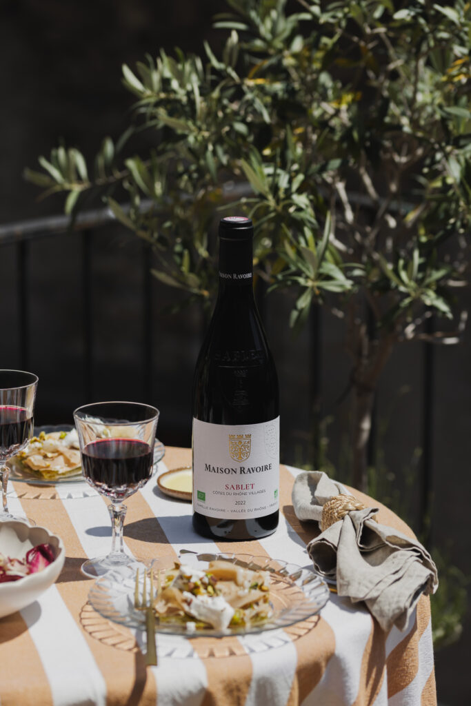 photo vin sablet, mise en scene exterieure, déjeuner ensoleillé