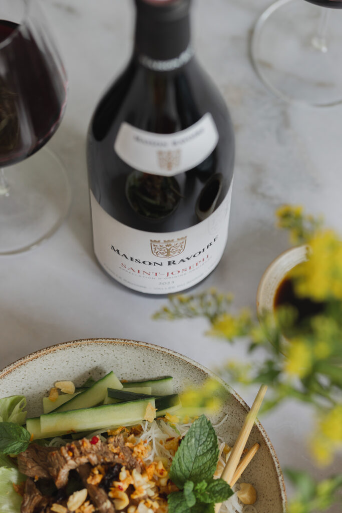 Photo lifestyle, vue du dessus, table pour le vin AOC Saint Joseph de Famille Ravoire