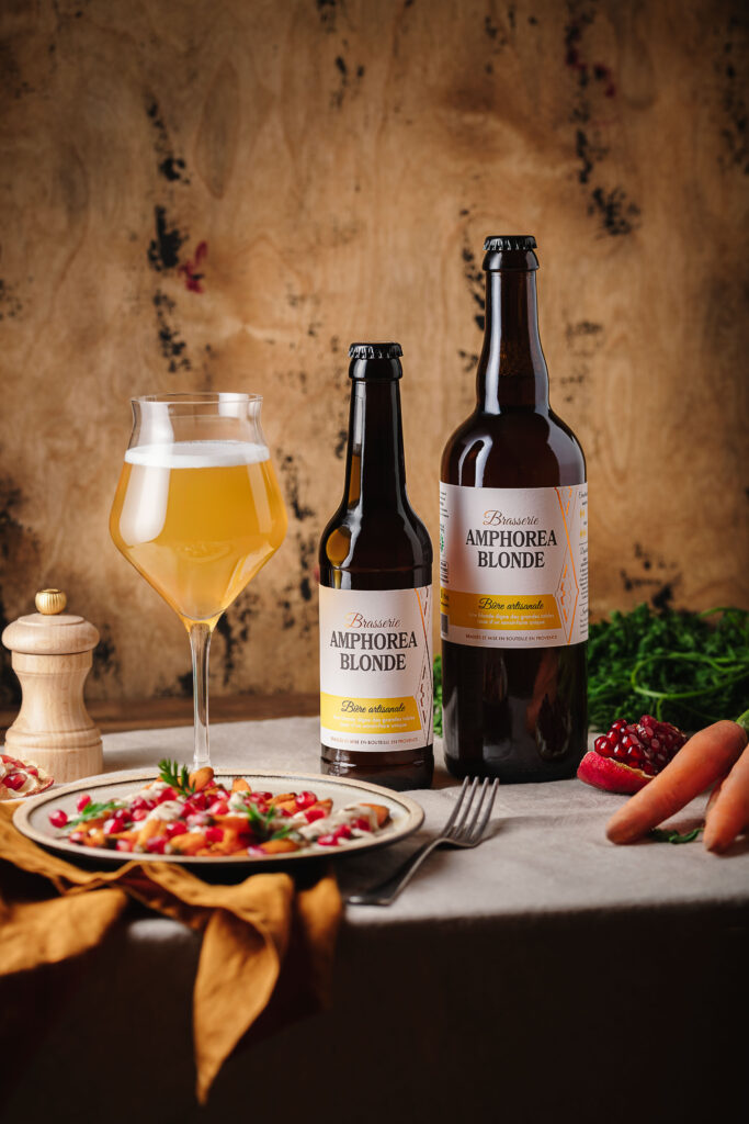 photo produit avec bouteille de bière en 33cl et 75cl avec des carottes roties